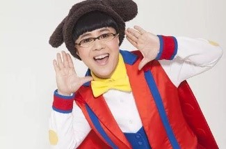 穿着制服戴帽子的男孩中度可信度描述已自动生成